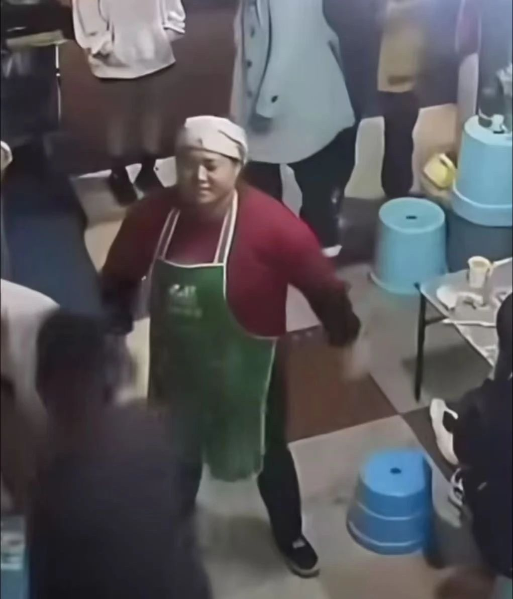 这次轮到昆明烧烤店老板娘在全国彻底出名了！