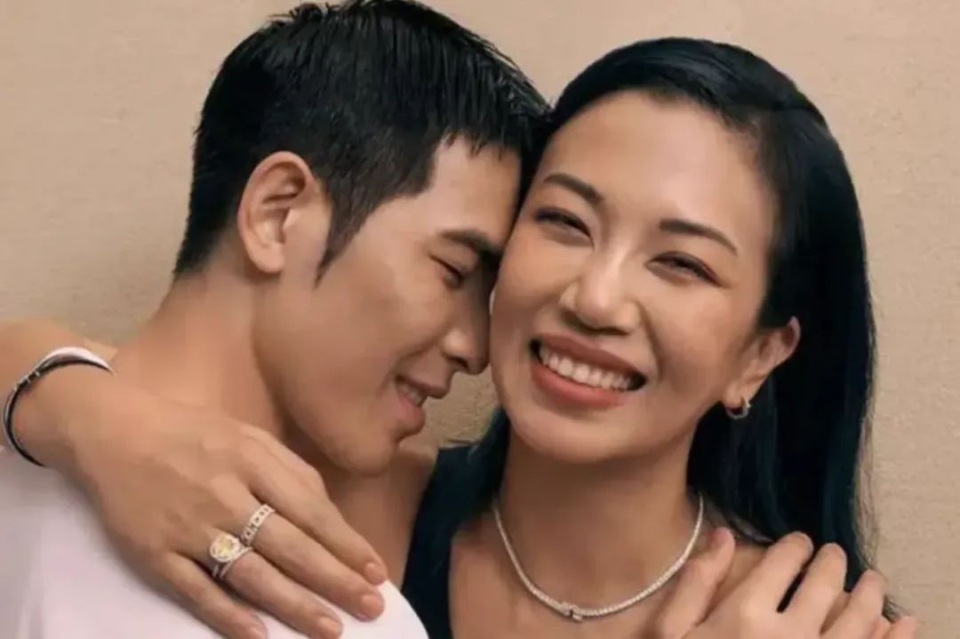 娶一个快要绝经的女人，嫁一个小14岁的男人能幸福吗？萧敬腾婚礼给了答案，AK都压不住两人的嘴角
